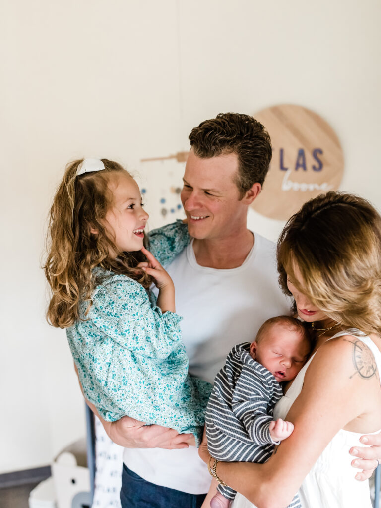 Fotografin , die zu Ihnen nach home im KMC-Gebiet reist