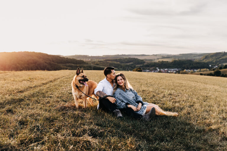 Pärchenfotos in den Feldern von Ramstein